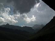 76 sono al coperto in un casello di legno, mentre fuori diluvia...